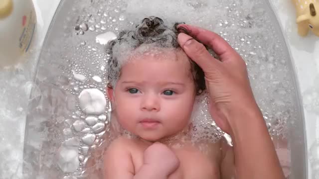 Bathing your Baby with JOHNSON'S Bathing your Baby with JOHNSON'S