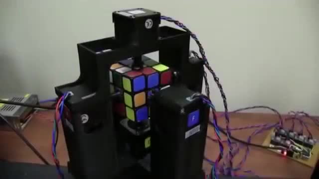 Robot solves Cube FAST! Robot solves Cube FAST!
